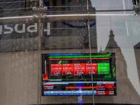 Actualités boursières sur un téléviseur du Nasdaq MarketSite dans le quartier de Times Square à New York, États-Unis, le jeudi 24 février 2022.