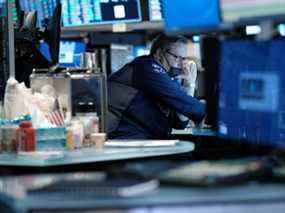 Un trader travaille sur le parquet de la Bourse de New York.