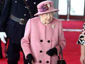 La reine Elizabeth fait signe à son arrivée pour assister à la cérémonie d'ouverture du sixième Senedd, à Cardiff, au Pays de Galles, le 14 octobre 2021.