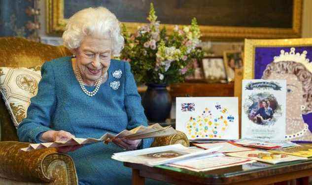 La reine impressionnée par les cartes faites maison alors qu’elle se prépare à marquer l’année record du jubilé de platine