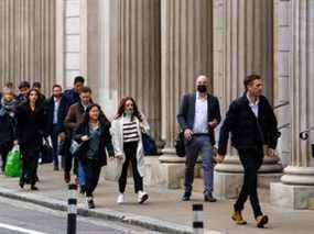 Les navetteurs du matin passent devant la Banque d'Angleterre dans la ville de Londres, au Royaume-Uni, le 27 janvier 2022.