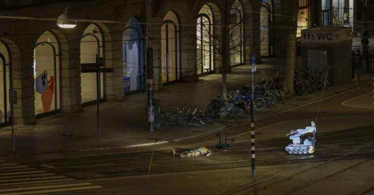 La situation d’otage de l’Apple Store se termine après l’évasion de l’otage et la police a frappé le suspect avec une voiture