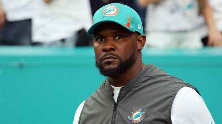 L'ancien entraîneur des Dolphins de Miami, Brian Flores, poursuit la NFL, alléguant des pratiques d'embauche racistes
