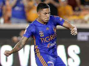 Carlos Salcedo des Tigres marque le but gagnant lors du bris d'égalité contre le Club America.