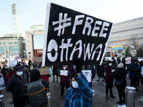 Les contre-manifestants se rassemblent en face de l'hôtel de ville, à Ottawa, au cours de la fin de semaine.