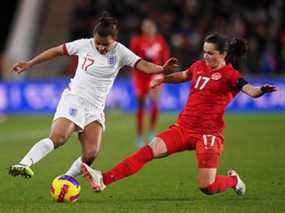 Nikita Parris d'Angleterre est attaquée par Jessie Fleming du Canada lors du match de la coupe Arnold Clark entre l'Angleterre et le Canada au Riverside Stadium le 17 février 2022 à Middlesbrough, en Angleterre.