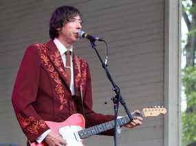 Dallas Good of the Sadies joue au Calgary Folk Music Festival, le 23 juillet 2016.