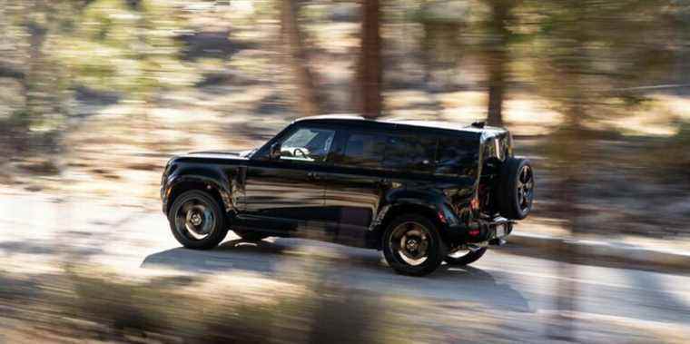 Le Land Rover Defender 110 V8 2022 apporte une attitude