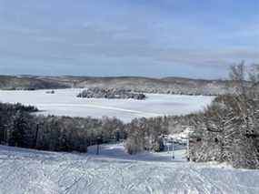 Vue de dessus de colline à Sir Sams surplombant Eagle Lake.