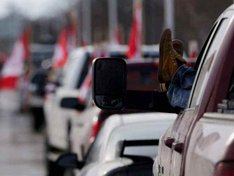 Le blocus des camionneurs au Canada pose un risque pour la chaîne d’approvisionnement et l’industrie automobile: Maison Blanche