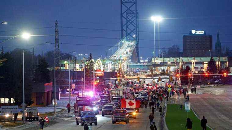 Le blocus des camionneurs sur le pont frontalier entre les États-Unis et le Canada oblige les constructeurs automobiles à réduire leur production