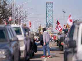 Des manifestants du mandat COVID-19 bloquent la route au poste frontière du pont Ambassador avec les États-Unis à Windsor, en Ontario, le 9 février 2022.