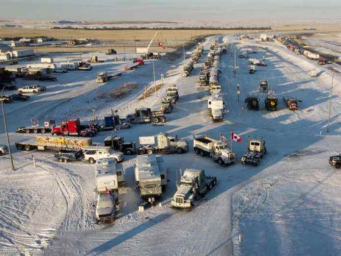 Le blocus frontalier de l’Alberta entravé par des dépanneuses réticentes à transporter des véhicules: GRC