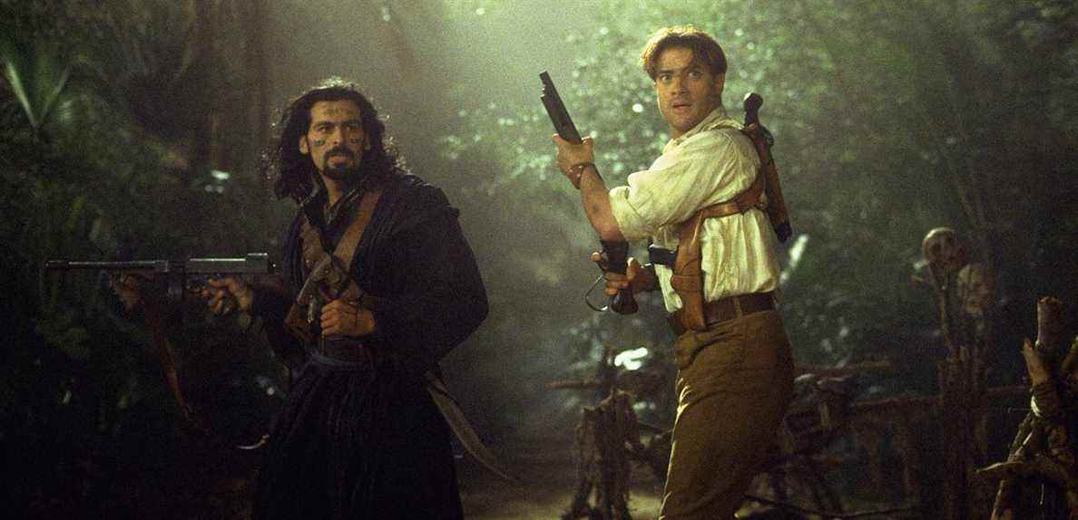 Brendan Fraser et Oded Fehr, armés et alarmés ensemble, dans La Momie