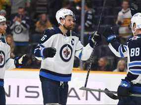 L'ailier droit des Winnipeg Jets Blake Wheeler (26 ans) célèbre avec ses coéquipiers après avoir vaincu les Predators de Nashville au Bridgestone Arena de Nashville le 12 février 2022.