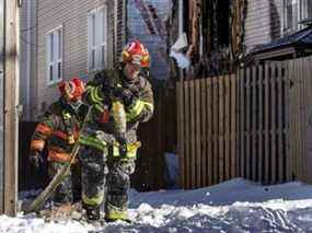 Des pompiers sur les lieux d'un triple incendie mortel dans une maison en rangée à Brampton, en Ontario, le jeudi 20 janvier 2022. PHOTO D'ERNEST DOROSZUK /Toronto Sun/Postmedia Network