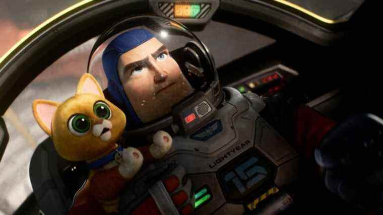 Le chat robot de Buzz Lightyear vole la vedette dans la nouvelle bande-annonce du spin-off Toy Story de Pixar