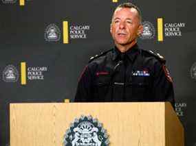 Le constable en chef de Calgary, Mark Neufeld, parle en direct de la mort par balle de Latjor Tuel, impliquée par un officier, au cours du week-end au quartier général de la police de Calgary, le mardi 22 février 2022.