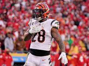 Le porteur de ballon des Bengals de Cincinnati Joe Mixon (28 ans) réagit après un jeu contre les Chiefs de Kansas City pendant les prolongations du match de championnat de l'AFC au GEHA Field du Arrowhead Stadium le 30 janvier 2022.