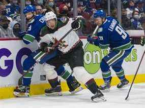 L'attaquant des Canucks de Vancouver Juho Lammikko et l'attaquant Alex Chiasson affrontent le défenseur des Coyotes de l'Arizona Ilya Lyubushkin en première période au Rogers Arena.