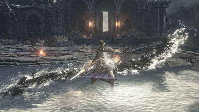 The Ashen One brandissant les Blades Of Conquest dans une capture d'écran du mod Dark Souls 3 Blades Of Ashina.
