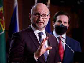 Le ministre canadien de la Justice et procureur général du Canada, David Lametti, prend la parole lors d'une conférence de presse sur la colline du Parlement le 16 février 2022.