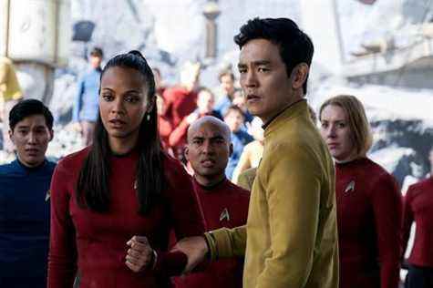 zoe saldana comme uhura et john cho comme sulu dans une image de star trek au-delà