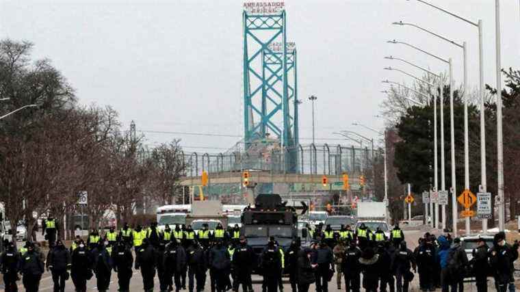 Le pont Ambassador rouvre après que la police a arrêté deux douzaines de manifestants et saisi 5 véhicules