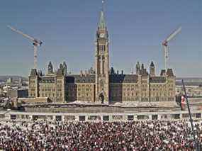 Une image en direct de l'Édifice du Centre et de la Tour de la Paix sur la Colline du Parlement.