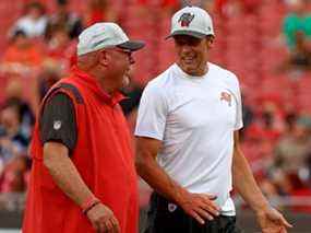 L'entraîneur-chef Bruce Arians et Tom Brady # 12 des Buccaneers de Tampa Bay discutent lors d'un match de pré-saison contre les Titans du Tennessee au Raymond James Stadium le 21 août 2021 à Tampa, en Floride.