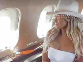 Paulina Gretzky en route vers les Caraïbes avec sa coterie de copains pour sa fête nuptiale.