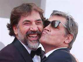 Les acteurs Javier Bardem et Josh Brolin posent sur le tapis rouge des arrivées pour la projection du film 