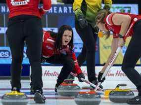 La capitaine d'Équipe Canada Kerri Einarson dirige son équipe alors qu'elle affronte le Nord de l'Ontario dans le cadre d'un championnat au Tournoi des Cœurs Scotties à Fort William Gardens à Thunder Bay, en Ontario, le dimanche 6 février 2022.