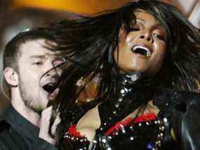 Les chanteurs Janet Jackson et l'invité surprise Justin Timberlake se produisent lors du spectacle de la mi-temps au Super Bowl XXXVIII au Reliant Stadium le 1er février 2004 à Houston.