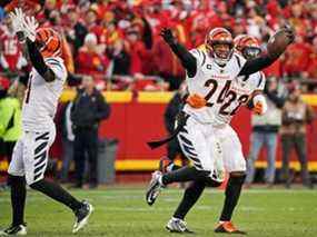 La sécurité des Bengals Vonn Bell (24 ans) célèbre avec le demi de coin Chidobe Awuzie (22 ans) après une interception contre les Chiefs en prolongation lors du match de championnat de l'AFC au GEHA Field au Arrowhead Stadium de Kansas City, Mo., le dimanche 30 janvier 2022.