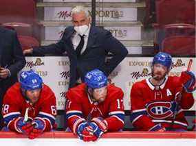 L'entraîneur-chef des Canadiens, Dominique Ducharme, regarde la dernière minute de la défaite de 7-1 contre les Devils du New Jersey mardi soir au Centre Bell.