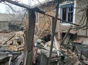 Une vue montre un immeuble résidentiel qui, selon les autorités locales ukrainiennes, a été endommagé par des bombardements, dans la ville de Vrubivka, dans la région de Louhansk, en Ukraine, sur cette photo publiée le 17 février 2022.