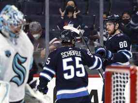 Le centre des Jets de Winnipeg Mark Scheifele célèbre le deuxième but en période de l'ailier gauche des Jets Pierre-Luc Dubois contre le gardien de but du Seattle Kraken Philipp Grubauer hier soir.  USA AUJOURD'HUI Sports