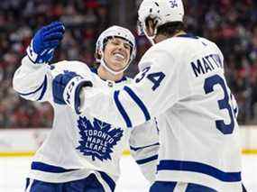 L'ailier droit des Maple Leafs de Toronto Mitch Marner (16) célèbre avec le centre Auston Matthews (34) après avoir marqué son troisième but du match au cours de la deuxième période contre les Red Wings de Detroit au Little Caesars Arena.