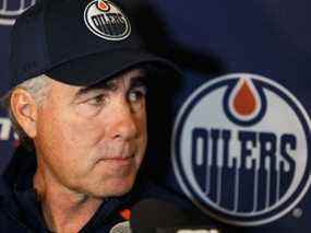 L'entraîneur-chef des Oilers d'Edmonton, Dave Tippett, s'adresse à la presse lors du camp d'entraînement à Rogers Place le 18 septembre 2019.