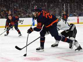 Le centre des Oilers d'Edmonton Leon Draisaitl (29 ans) tire la rondelle contre le centre des Kings de LA Phillip Danault (24 ans) en première période au Crypto.com Arena le 15 février 2022.