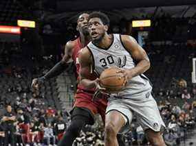 Toronto aurait acquis le grand homme Thaddeus Young de San Antonio.