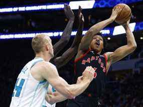 Scottie Barnes (à droite) était à peu près le seul Raptor à avoir réussi lors d'une défaite fulgurante contre Charlotte vendredi.