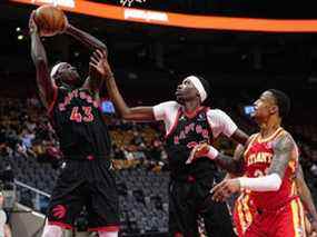 L'attaquant des Raptors de Toronto, Pascal Siakam, a rebondi sous les yeux de l'attaquant Chris Boucher et de l'attaquant des Atlanta Hawks, Kevin Knox II, au cours de la première mi-temps au Scotiabank Arena.