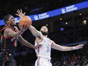 Pascal Siakam des Raptors va au panier alors que Kenrich Williams d'Oklahoma City Thunder défend au cours du deuxième quart-temps au Paycom Center le mercredi 9 février 2022.