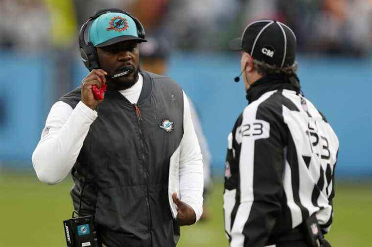 Les Steelers nomment l’ancien entraîneur des Dolphins Flores comme assistant défensif