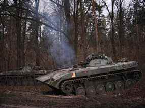 Jeudi, des véhicules de combat d'infanterie ukrainiens montent la garde à la périphérie de Kiev.