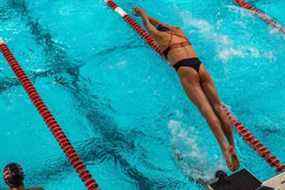 Lia Thomas, une femme transgenre, plonge dans l'eau pour nager dans le relais Medley de 200 mètres pour l'Université de Pennsylvanie lors d'une rencontre de natation de la Ivy League contre l'Université Harvard à Cambridge, Massachusetts, le 22 janvier 2022. (Photo de Joseph Prezioso/ AFP via Getty Images)