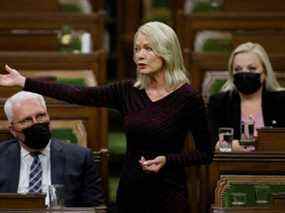 La chef conservatrice par intérim, Candice Bergen, parle de la manifestation des camionneurs lors d'un débat d'urgence à la Chambre des communes sur la Colline du Parlement à Ottawa, le 7 février 2022.