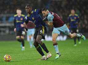 Paul Pogba de Manchester United en action avec Josh Brownhill de Burnley.